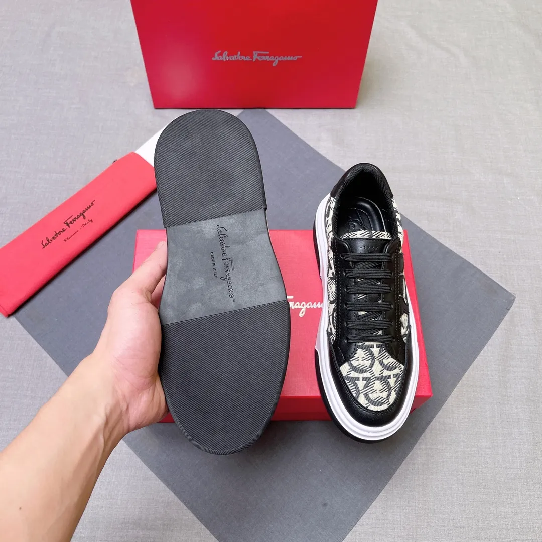 P400 Ferragamo/Ferragamo's new men's GANCINI silhouette low-top casual shoes. These low-top casual shoes are made of suede and calfskin leather. Inspired by the basketball shoe style of the 1990s, the Gancini insert on the side adds a touch of classic style. It features a lightweight rubber sole with knurled edges and custom grooves. The fabric lining and foot pads are light and comfortable, fashionable and dynamic, and the upper foot is comfortable and high-end, fashionable and trendy!  Size: 38-45 No. 004
